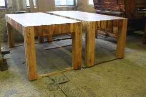 Stôl z odpadového dreva.