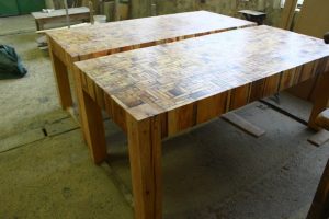 Stôl z odpadového dreva.