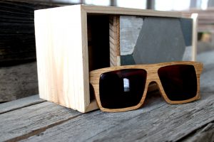 Ručne vyrábané drevené okuliare zo starého dreva