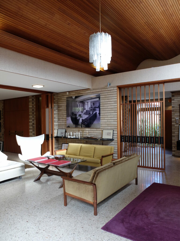 Obývacia izba s organicky zvlneným stropom v dome architekta Ernesta Fooksa.