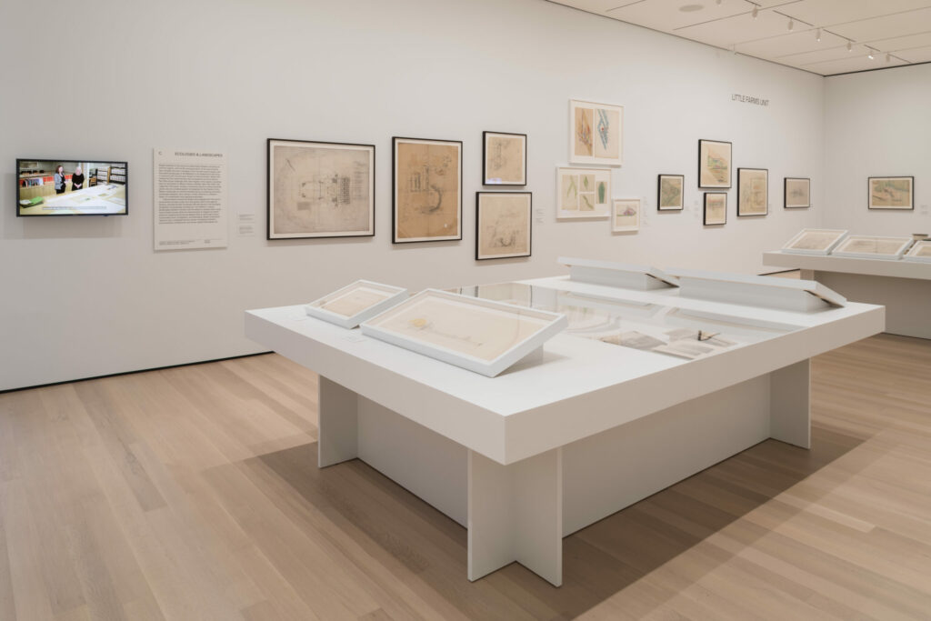 Pohľad do inštalácie výstavy Frank LLoyd Wright at 150: Unpacking the Archive. © 2017 The Museum of Modern Art. Foto Jonathan Muzikar