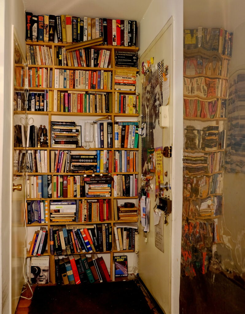 Symbol ideálneho dizajnu v byte Eduarda Torana: Knižnička poskladaná a vyplnená knihami za 15 minút.