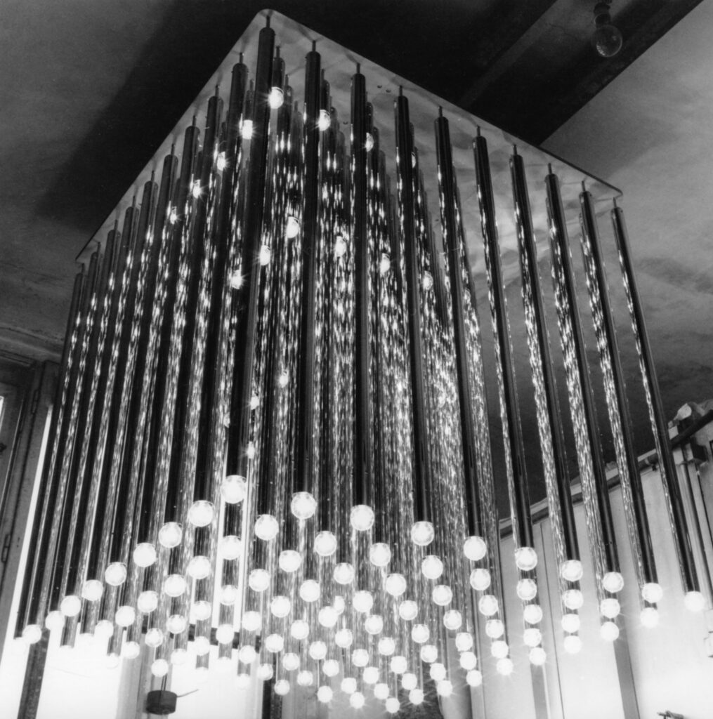 Osvetľovací objekt Fuga, Zastupiteľský úrad ČSSR, Tokio, 1978.