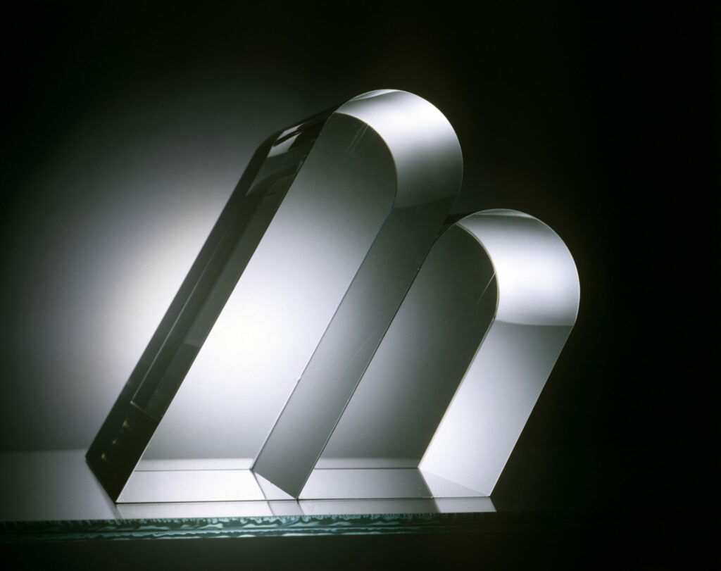 Vlna, optické sklo brúsené, 24 × 14 × 15 cm, 1974.