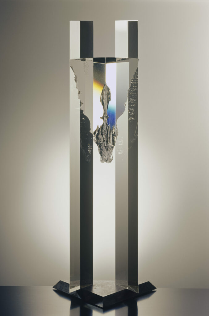 Tajomstvo, optické a kompozičné sklo, tavené brúsené, lepené, 59 × 14 × 9 cm, 1997.