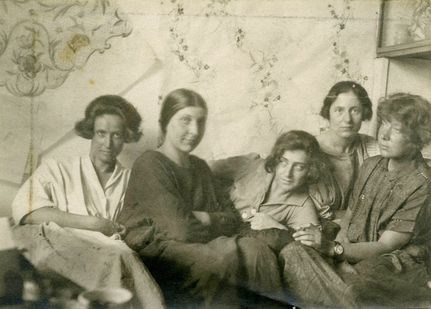 Charlotte Billwiller, Mathilde Flögl, Susi Singer, Marianne Leisching, Maria Likarz vo Wiener Werkstätte, 1924 © MAK