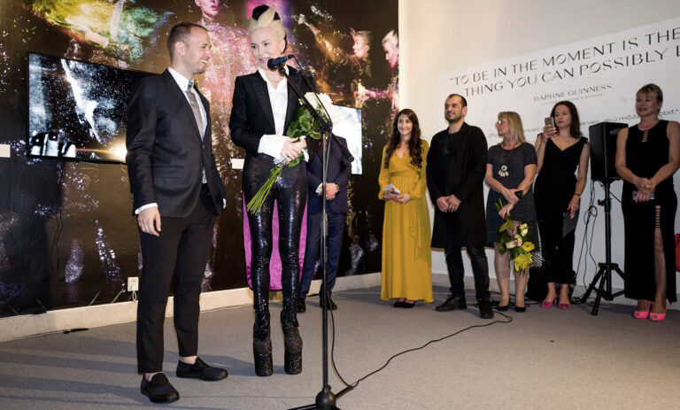 Exkluzívna výstava umelkyne Daphne Guinnessovej zavítala do Bratislavy