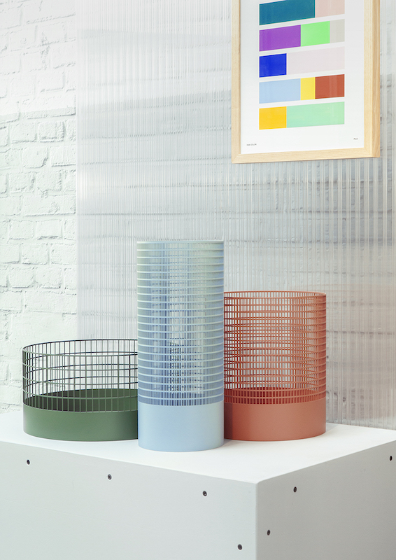 Dizajnérske duo Raw Color: Props and Prints, sériu stolových objektov a 2D farebné tlače