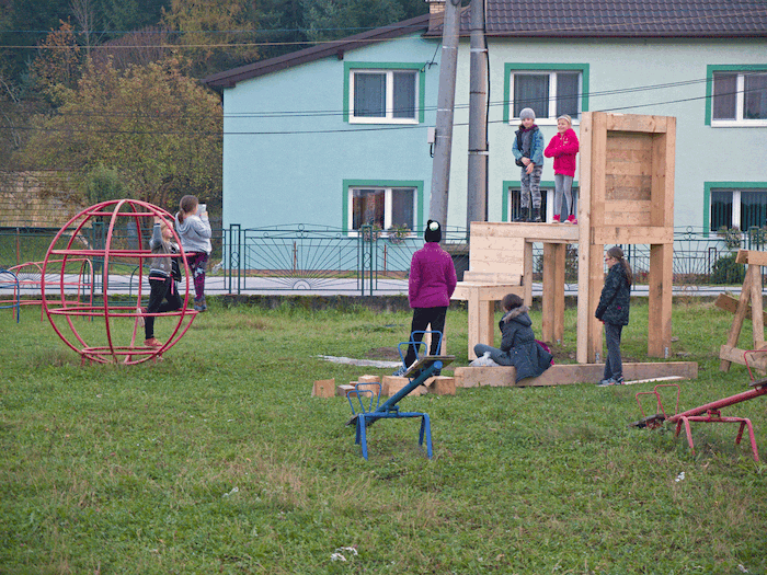 Marián Laššák: Preliezka do záhrady Škôlky. Dúbravica, 2016. Foto: Andrej Poliak