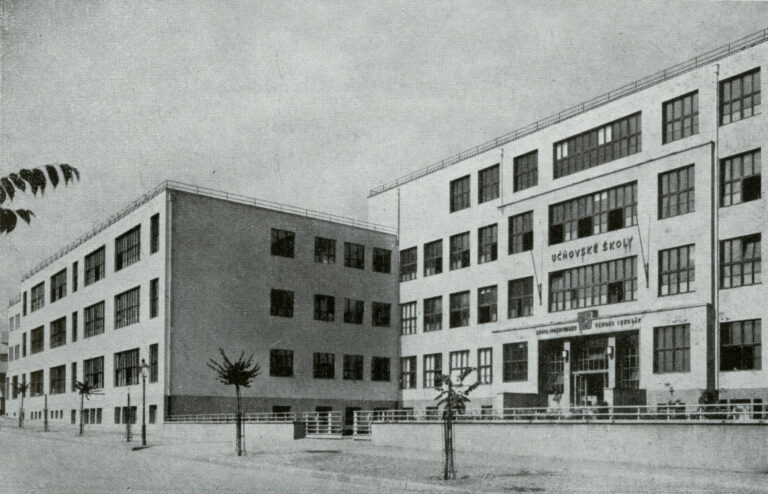 Budova Učňovských škôl v Bratislave In: Leopold Wolfgang Rochowanski: Columbus in der Slovakei 1936 SMD 2019/1249