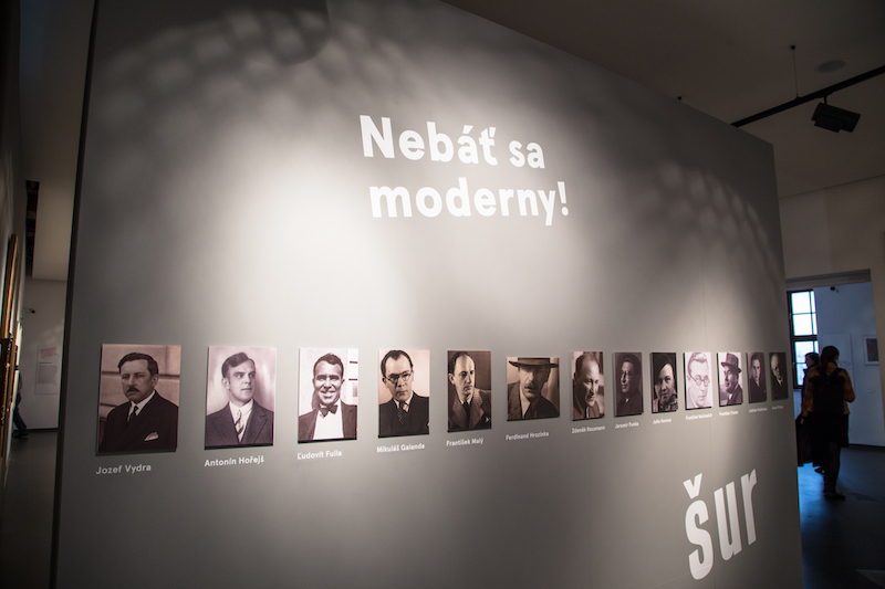 Výstava Nebáť sa moderny!, Úvodná stena s portrétmi pedagógov, Foto: Samuel Okkel