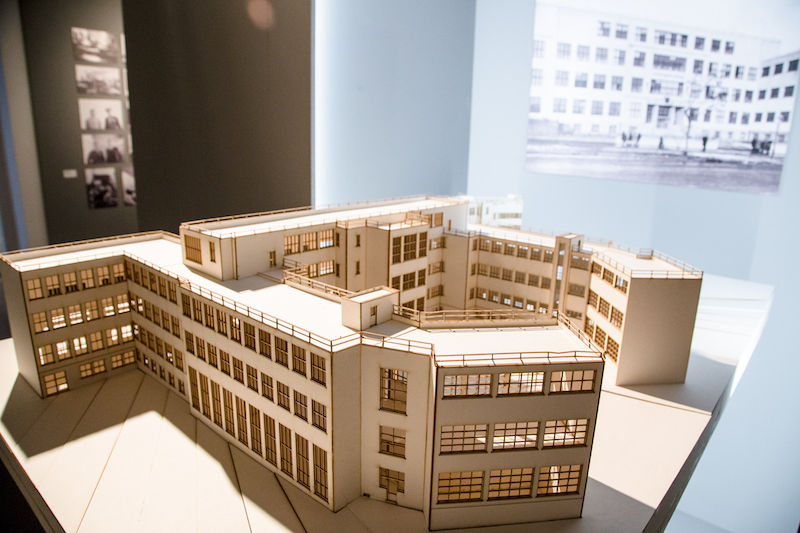 Výstava Nebáť sa moderny!, Model budovy školy na Vazovovej ulici v mierke 1:100, Foto: Samuel Okkel