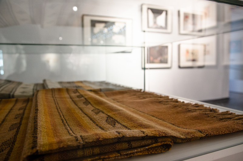 Výstava Nebáť sa moderny!, Pohľad do expozície Textilného oddelenia, Tkané pokrývky od Františka Malého, Foto: Samuel Okkel