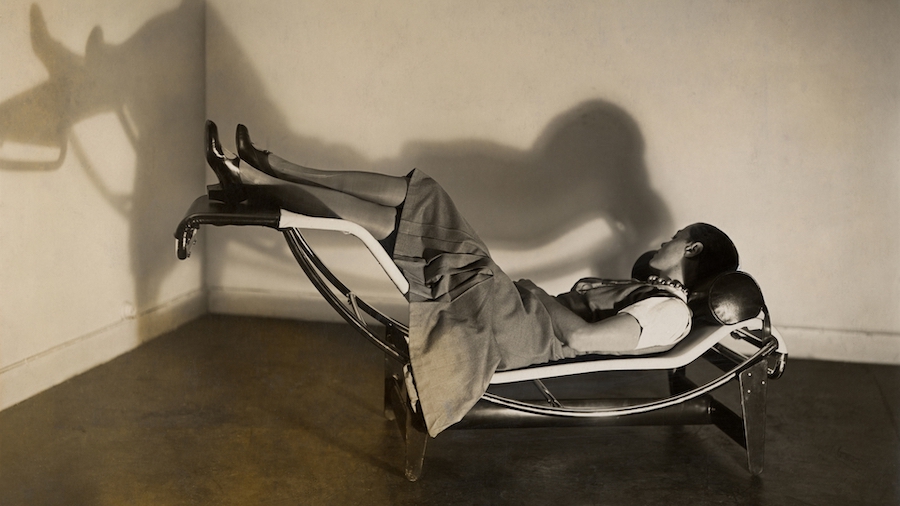 Charlotte Perriand na ležadle B306, 1928 – 1929; Le Corbusier, P. Jeanneret, C. Perriand, asi 1928, © F.L.C. / ADAGP, Paríž 2019; © ADAGP, Paris 2019; © AChP