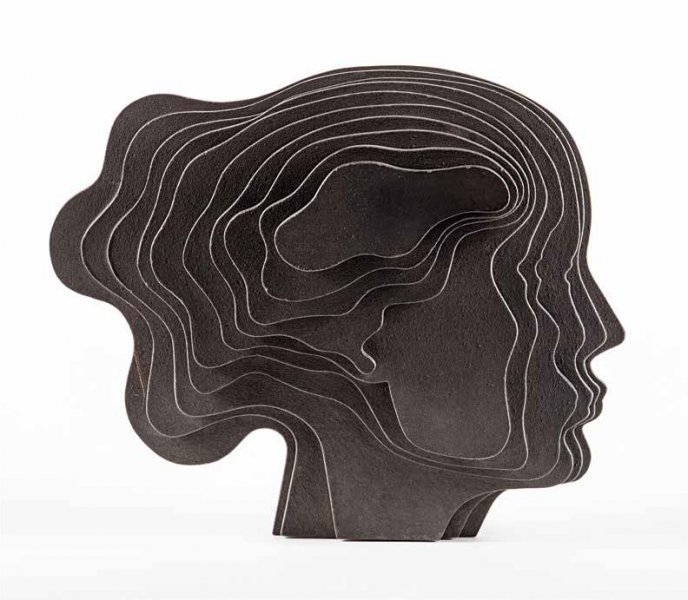 Profil ženskej hlavy, pieskovaný hliník, súkromný majetok, nedatované.