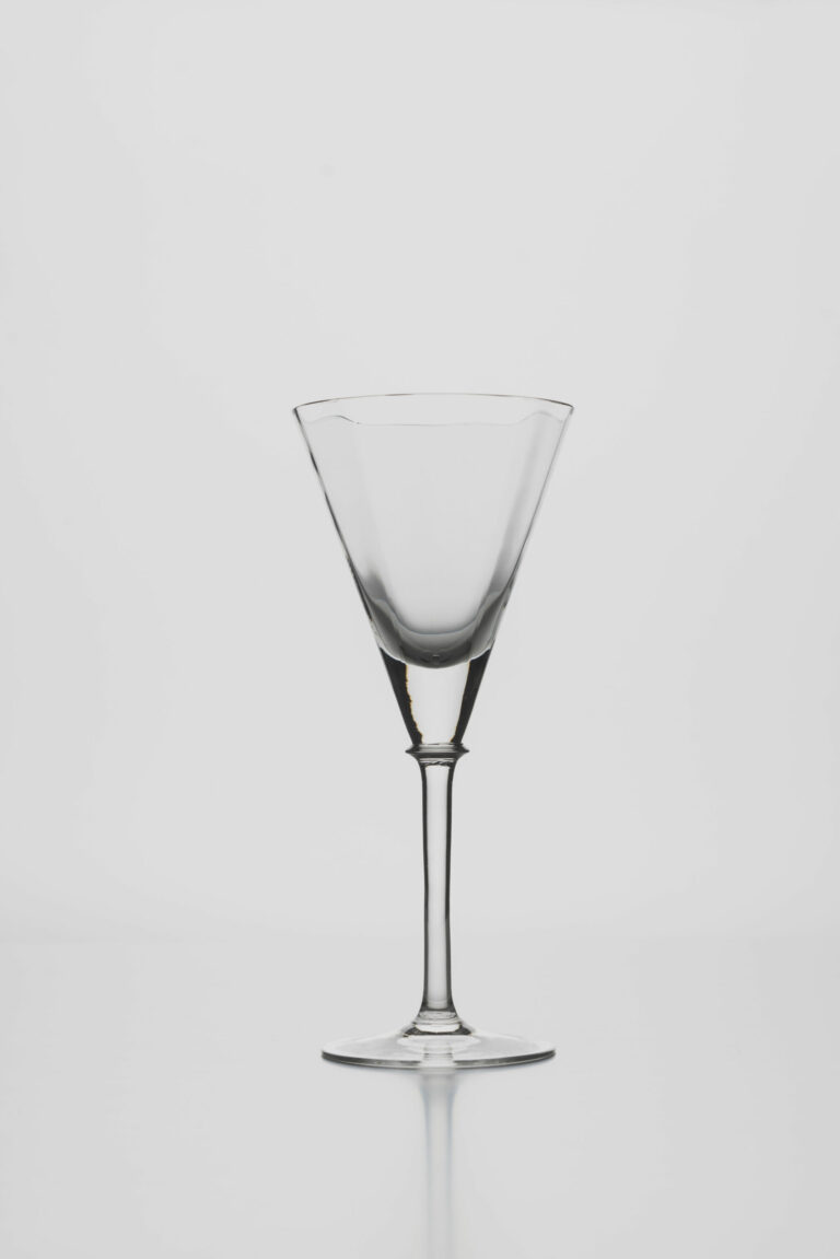 Pohár kónického tvaru na šampanské s optišovým dekorom