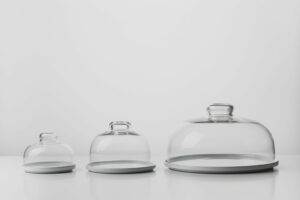 Kolekcia troch keramických tanierov so skleneným poklopom