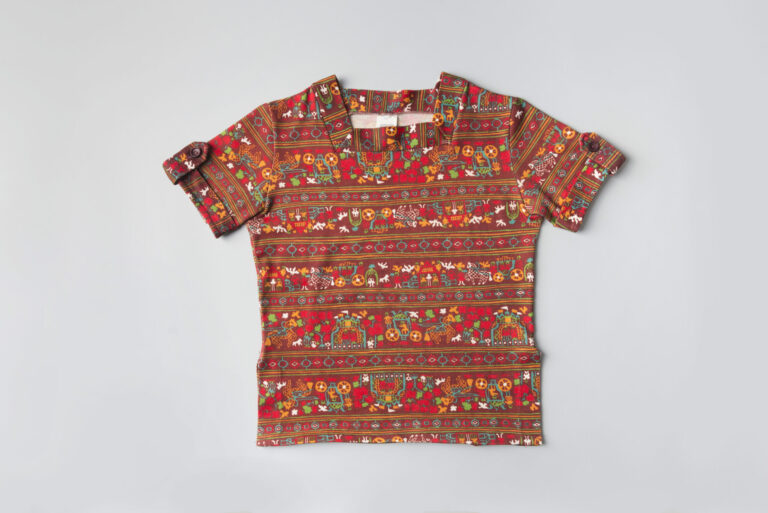 Detské tričko s hranatým výstrihom a farebnou potlačou