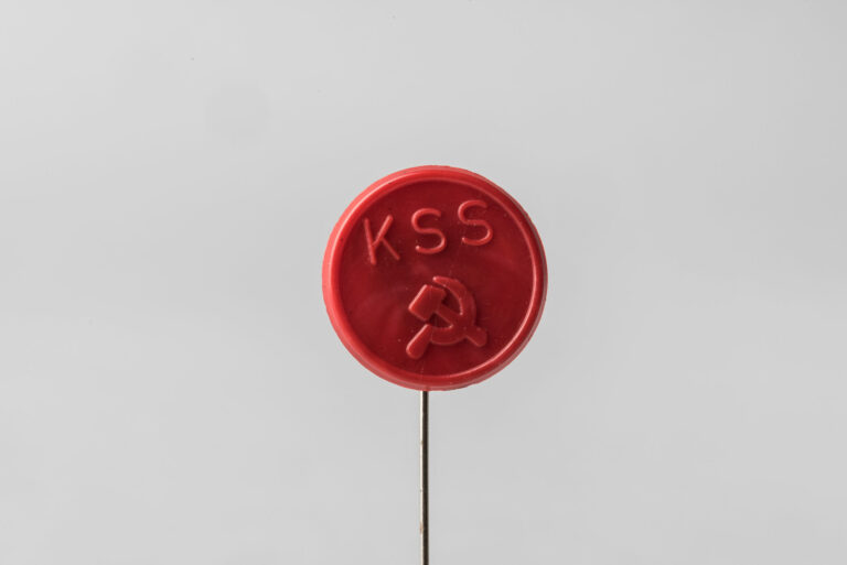 Odznak kruhový červený s nápisom KSS kosákom a kladivom