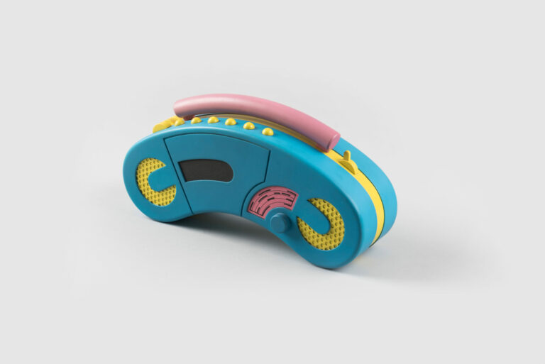 Kazetový magnetofón s rádiopríjimačom pre mladých. Belasej farby. Model