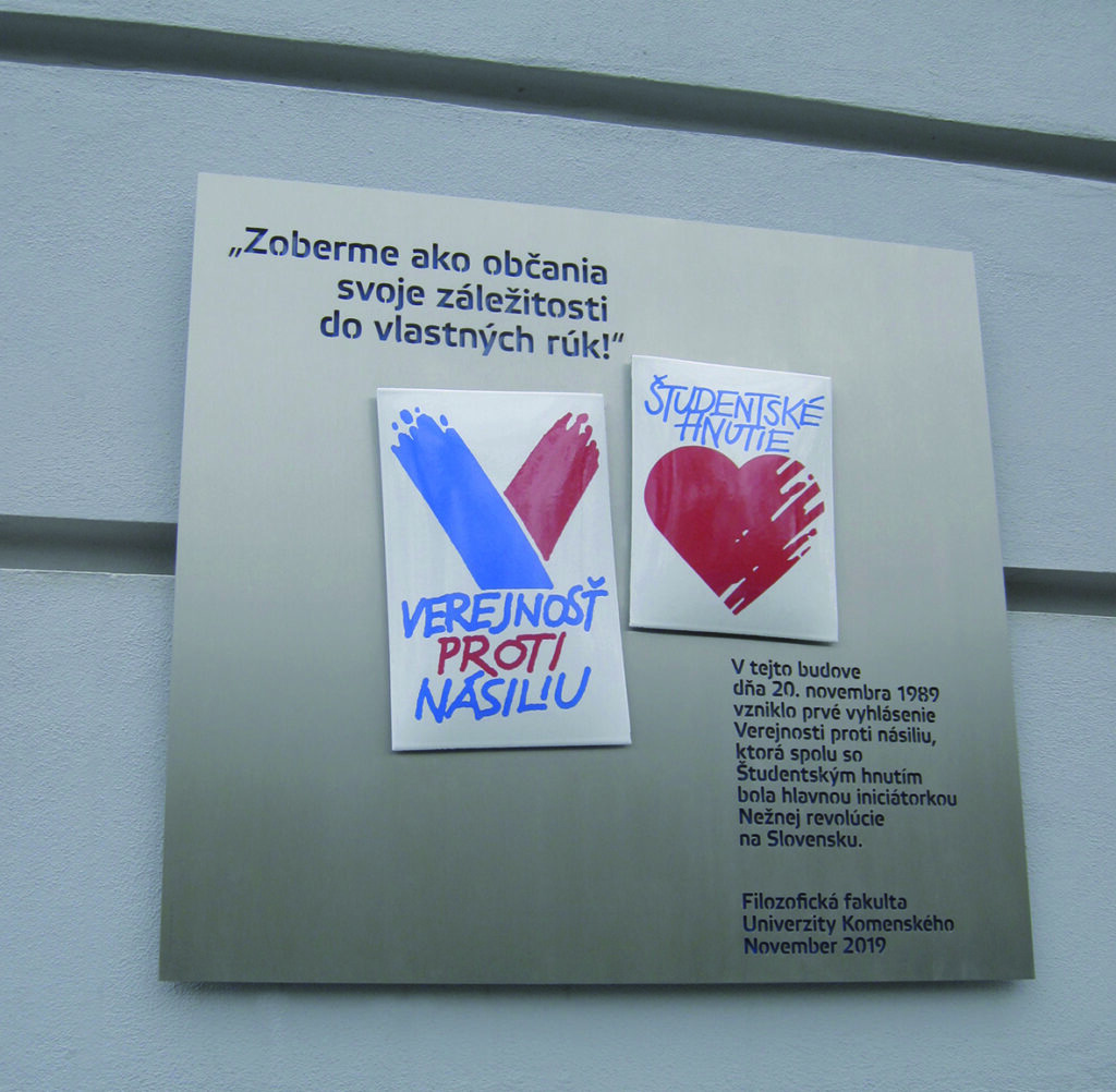 Tabuľa na budove Filozofickej fakulty Univerzity Komenského v Bratislave, 30. výročie Nežnej revolúcie, 2019.