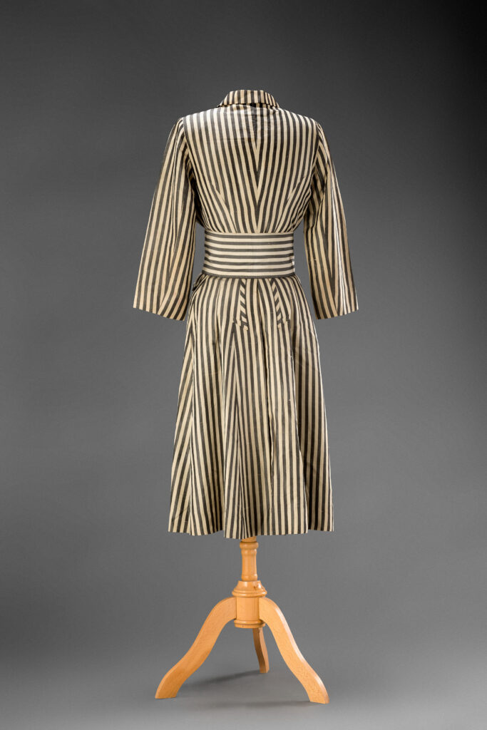 Letné plášťové šaty, Modelový dům Hana Podolská, 1935-1938, šedobiely pruhovaný hodvábny šantung, zo zbierok UPM