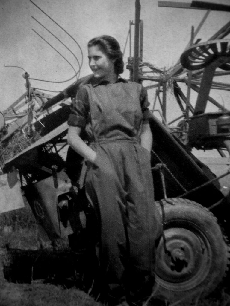 Pracovné oblečenie pre ženy pracujúce v poľnohospodárstve. Návrhy Textilnej tvorby. Móda a textil, roč. I, 9/1951, s. 4 – 5.