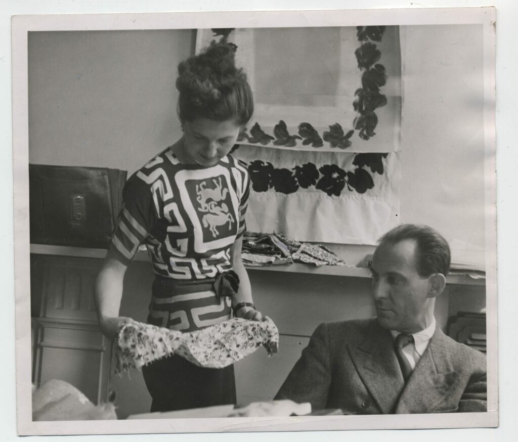 Lída so Zikom v kancelárii vo Wigmore Street v Londýne nad návrhmi látok, 1946, Ascher Family Archive.
