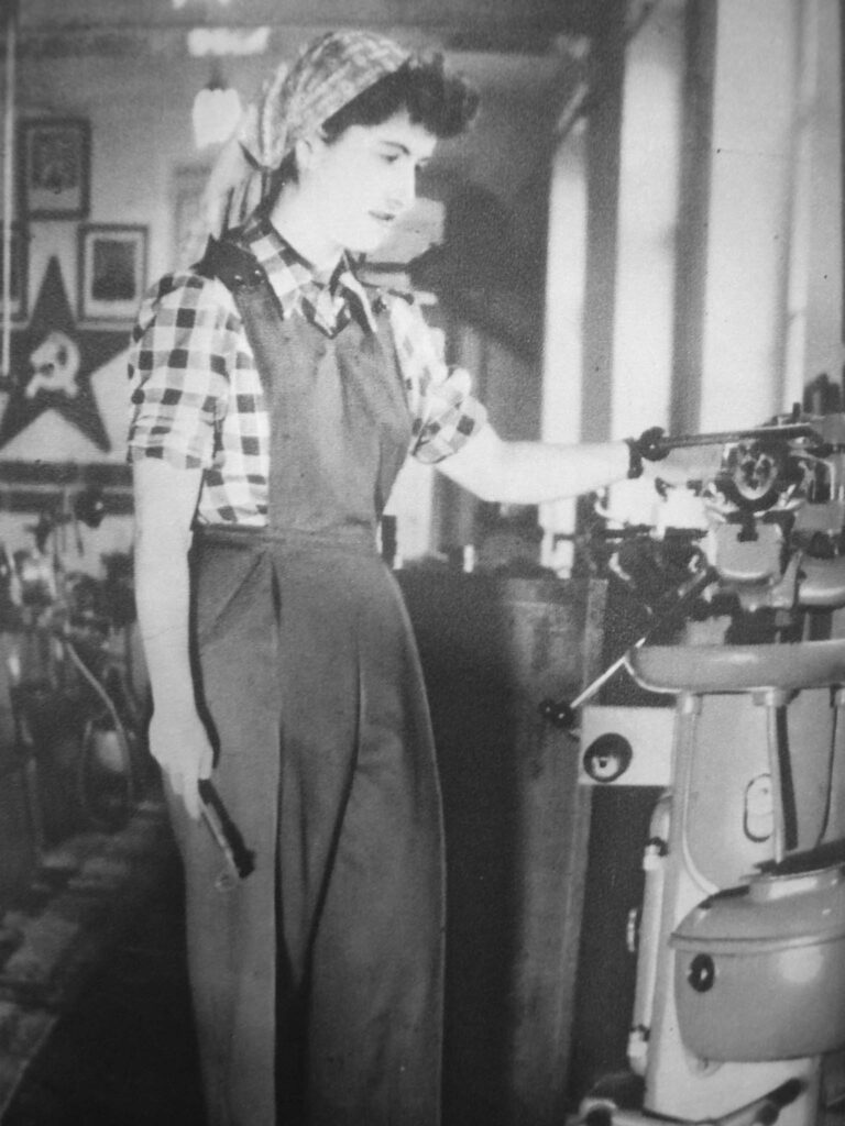 Návrhy Textil tvorby pre ženy a mužov pracujúcich v strojárstve. Móda a textil, roč. I, 9/1951, s. 4 – 5.