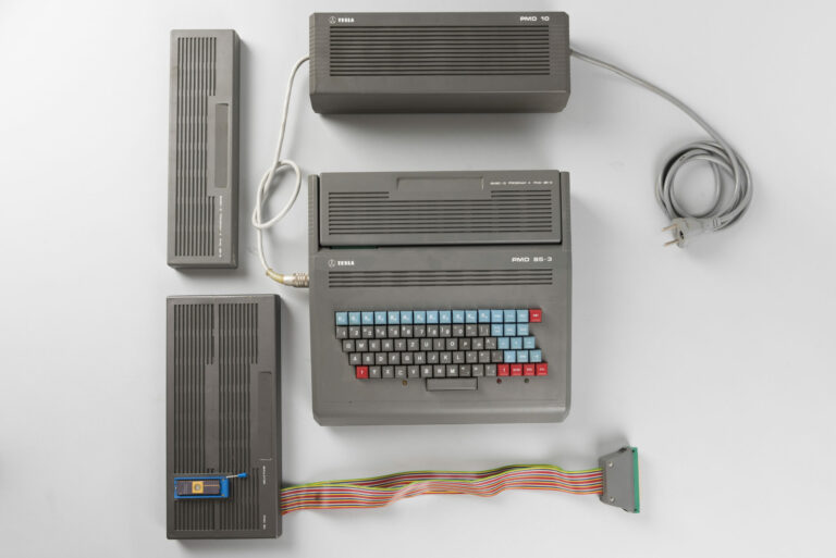 Počítač PMD 85-3 (1986), zdroj a prídavné moduly