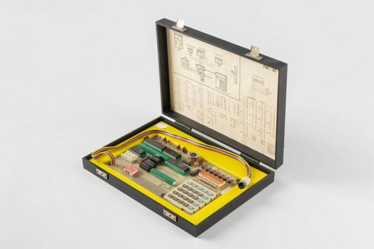 Počítač PMi-80 (1982) s pôvodným balením / Zapožičané z Múzea výpočtovej techniky SAV