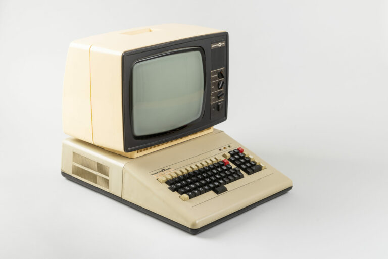 Počítač Didaktik Alfa (1986) s CRT monitorom Didaktik Alfa / Zapožičané z Múzea výpočtovej techniky SAV
