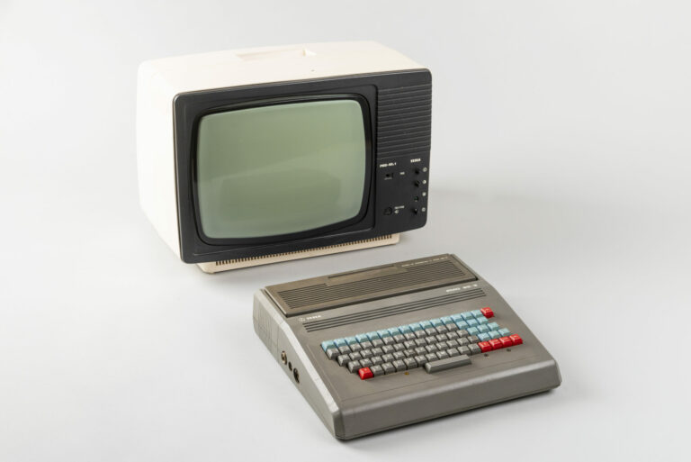 Počítač PMD 85-2A (1986) s CRT monitorom / Zapožičané z Múzea výpočtovej techniky SAV