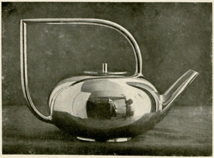 Kovový čajník v modernom tvarovaní 