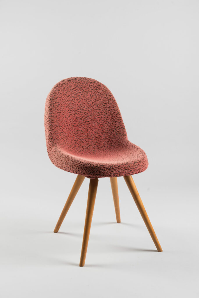 František Jirák: Kompaktná stolička, sklolaminát, textil, 1960