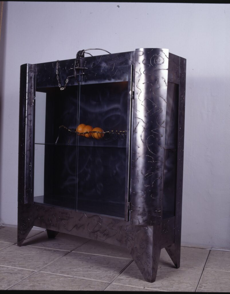 Jozef Gašparík, kovová skrinka vitrína, 1996. Foto z archív Jozef Gašparík