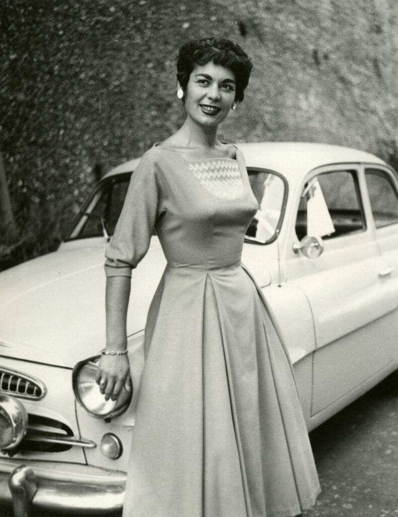 Viera Líčeníková-Škrabalová, šaty s výšivkou, realizované v spolupráci s družstvom Detva, 50. roky 20. storočia. Foto archív SMD