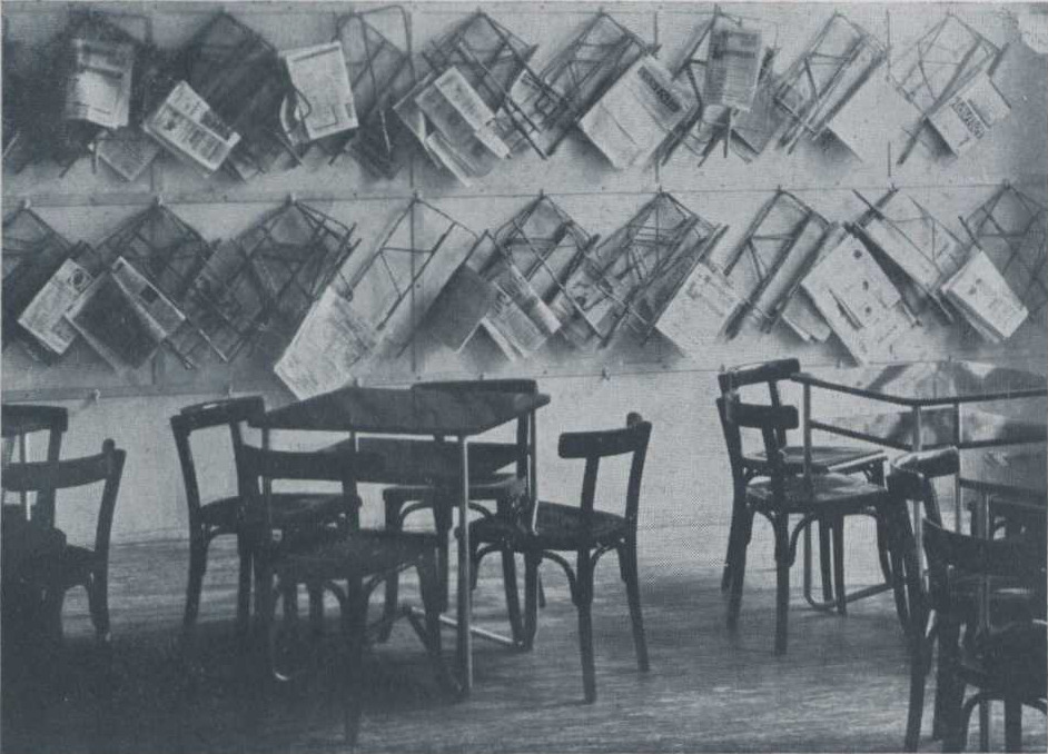 Pohľad do čitárne časopisov na Škole umeleckých remesiel, fotografia uverejnená v časopise Slovenský staviteľ v roku 1933. Univerzitná knižnica v Bratislave.