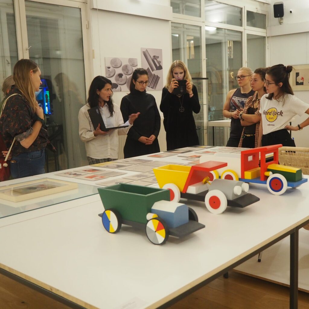Komentovaná prehliadka výstavy venovanej Škole umeleckých remesiel v Slovenskom inštitúte vo Viedni , október 2019. Foto archív SCD