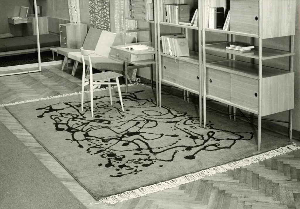 Viera Líčeníková-Škrabalová,  realizovaný koberec, 50. roky 20. storočia. 