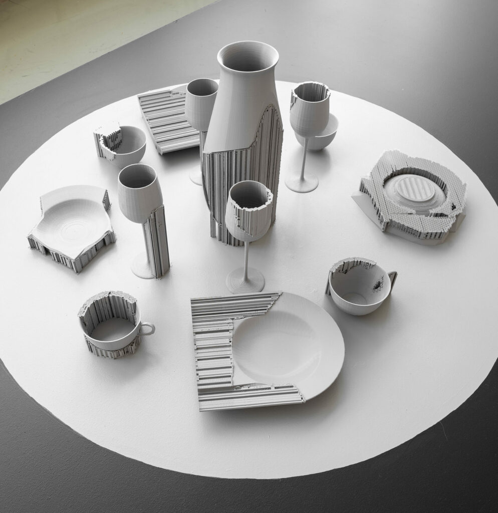 Diana Paulová: Prázdne mesto, stolovacia súprava. 3D tlač s využitím podporných konštrukcií, semestrálna práca, 2021. Foto: Marko Horban