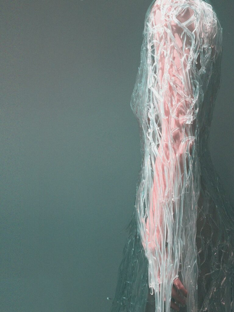 Detail odevu z plastových hadičiek. Foto: archív Eva Husárová