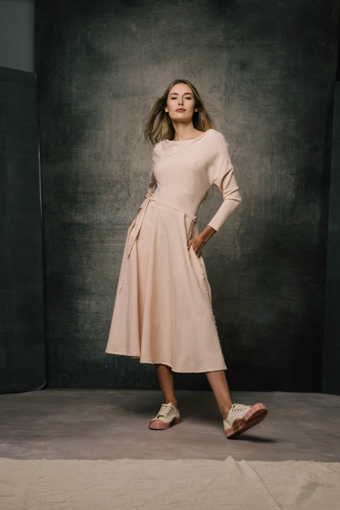Natural mode, 2020. Model Kinga Puhová, obuv Kave fotwear. Foto: Maryna Syrovatka