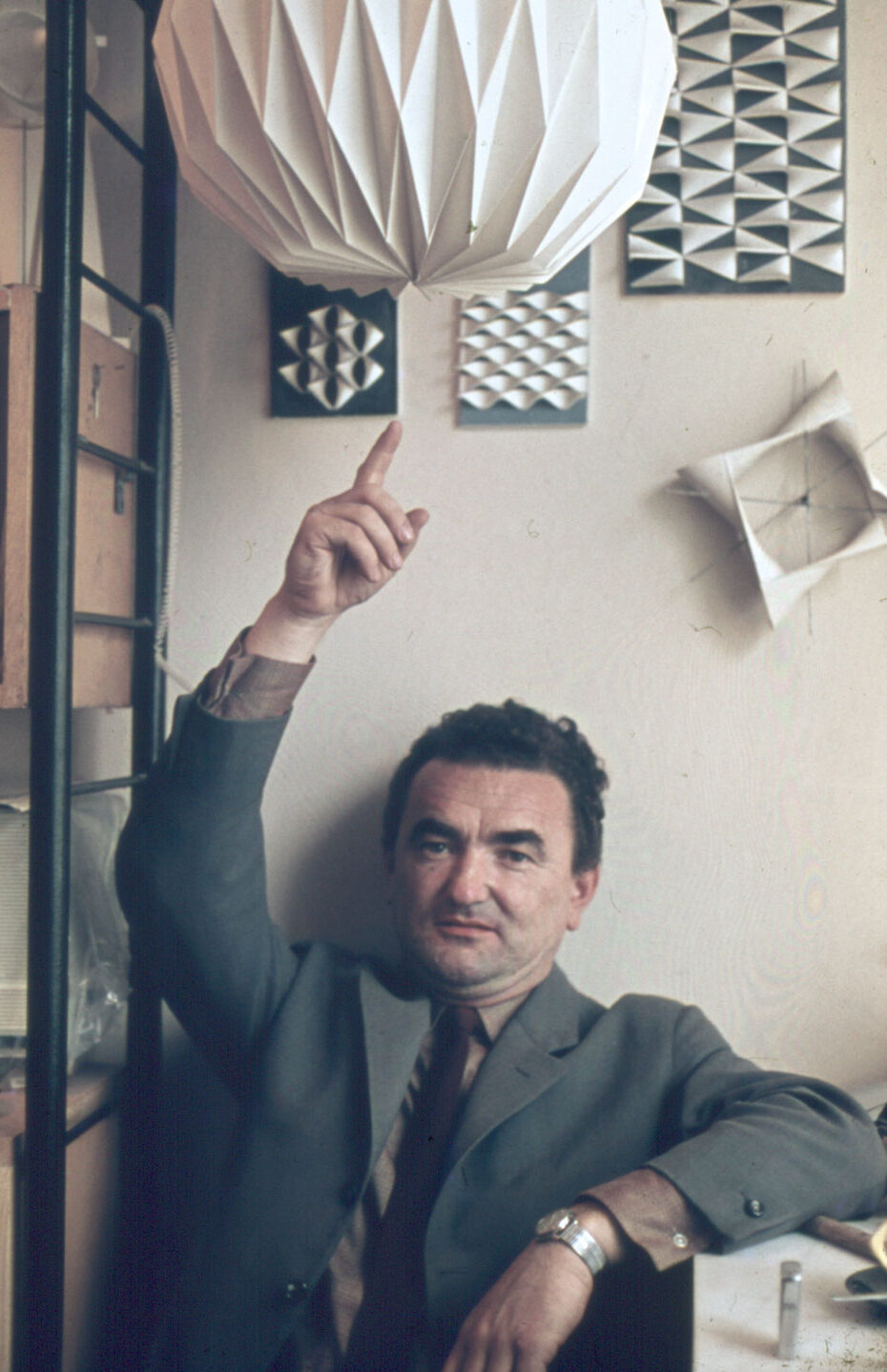 František Crhák v školskom ateliéri s príkladmi cvičení z výtvarnej geometrie, 60. roky. Archív KGVUZ