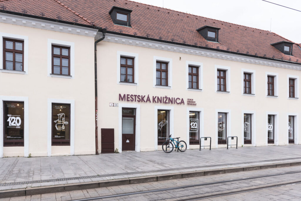 Nová vizuálna identita
Mestskej knižnice
v Bratislave – pohľad na fasádu
knižnice z Kapucínskej ulice.
Foto: Adam Šakový