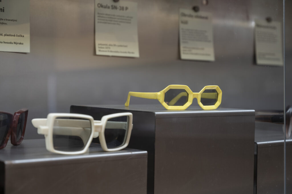 Plážové okuliare s rovnými bočnicami. Vstrekovaný polyamid, plastová šošovka, okolo roku 1980. Vpravo slnečné detské okuliare. Polyamid, polarizačné sklá, okolo 1970. Muzeum královského hvozdu Nýrsko. Foto Adam Šakový, archív Slovenského centra dizajnu