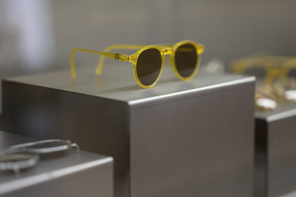 Odlievané slnečné okuliare. Transparentná žltá živica, sklo, okolo 1950. Muzeum královského hvozdu Nýrsko. Foto Adam Šakový, archív Slovenského centra dizajnu