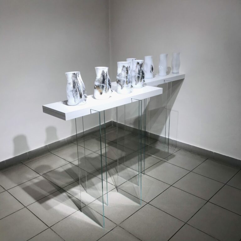 Priestorová koncepcia výstavy Patrik Illo: Vy/zamazávanie v Oravskej galérii v Dolnom Kubíne