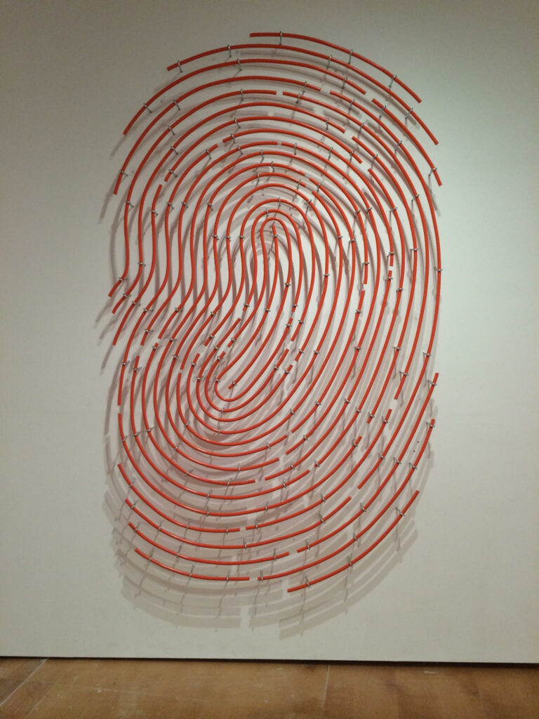 Fingerprint, hliníkový rúrkový materiál, skrutky, kombinovaná technika, 2014. Autorská výstava Jozef Bajus – Lendfield,  Hallwalls, Buffalo,  Foto archív Jozefa Bajusa