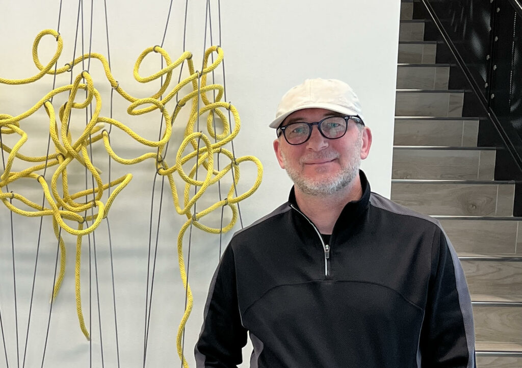 Yellow Cloud, oceľové drôty, ručne zafarbené lano, skrutky, kombinovaná technika. Autorská výstava Jozef Bajus – Lendfield,  Hallwalls, Buffalo,  2014. Foto archív Jozefa Bajusa